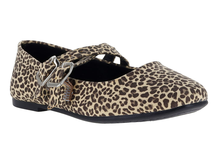Zapato plano con estampado de leopardo en tonos camel y marrón, con dos hebillas plateadas.
