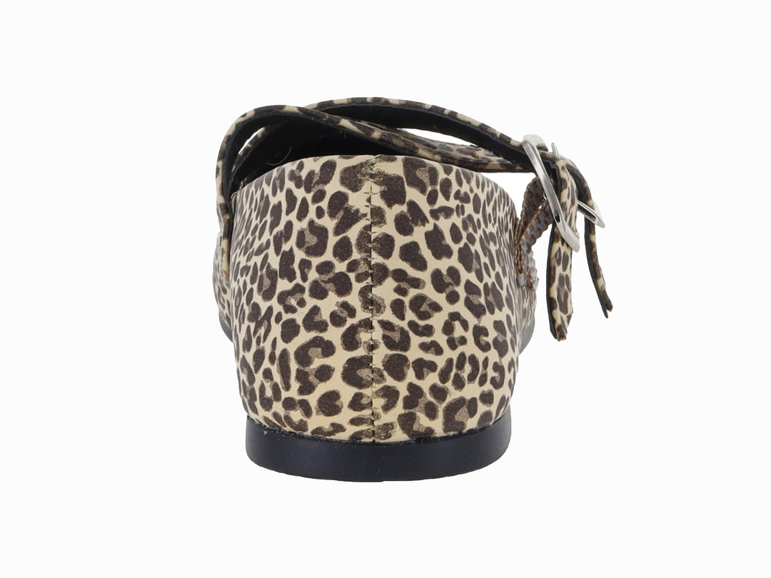 Zapato plano con estampado de leopardo en tonos camel y marrón, con dos hebillas plateadas.