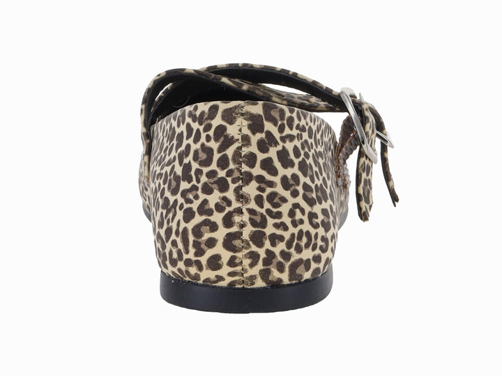 Zapato plano con estampado de leopardo en tonos camel y marrón, con dos hebillas plateadas.