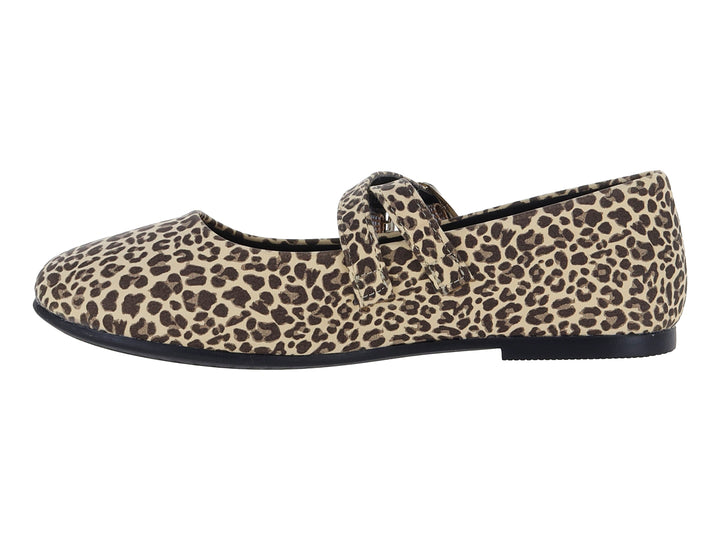 Zapato plano con estampado de leopardo en tonos camel y marrón, con dos hebillas plateadas.