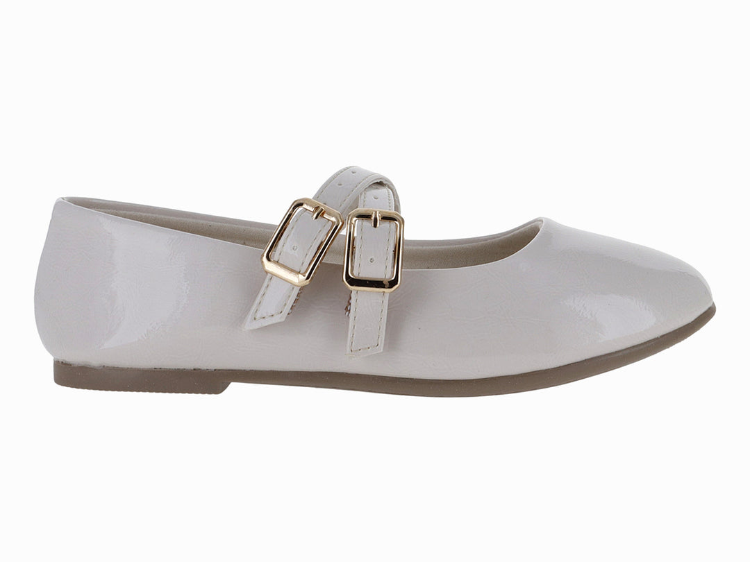 Zapato plano de charol color beige con dos hebillas doradas y punta redonda.