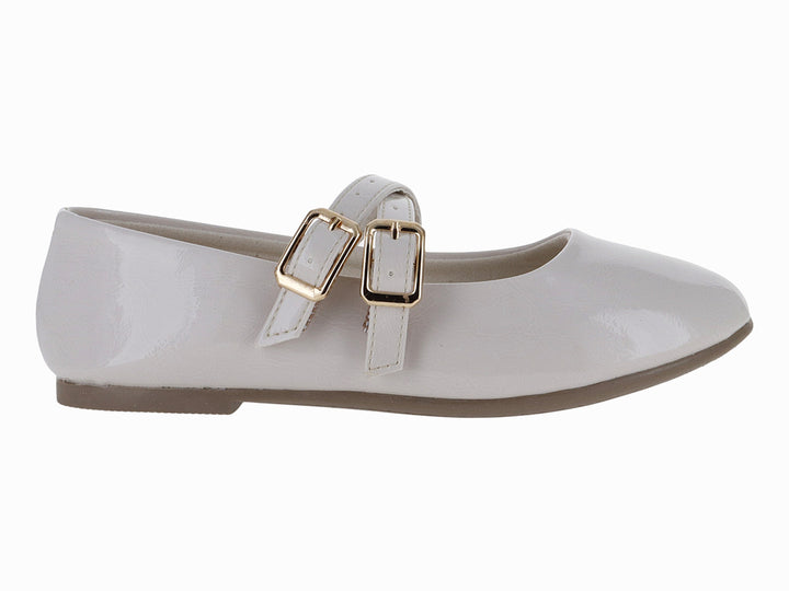 Zapato plano de charol color beige con dos hebillas doradas y punta redonda.