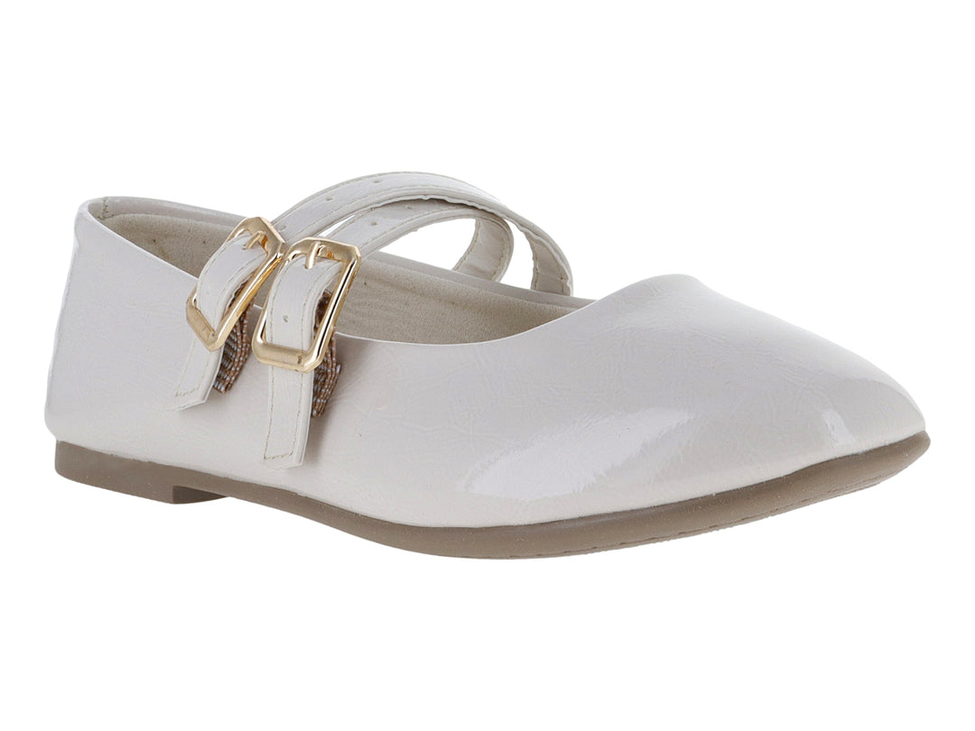 Zapato plano de charol color beige con dos hebillas doradas y punta redonda.