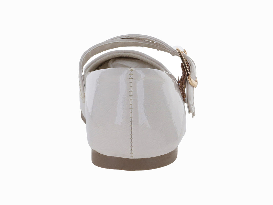 Zapato plano de charol color beige con dos hebillas doradas y punta redonda.