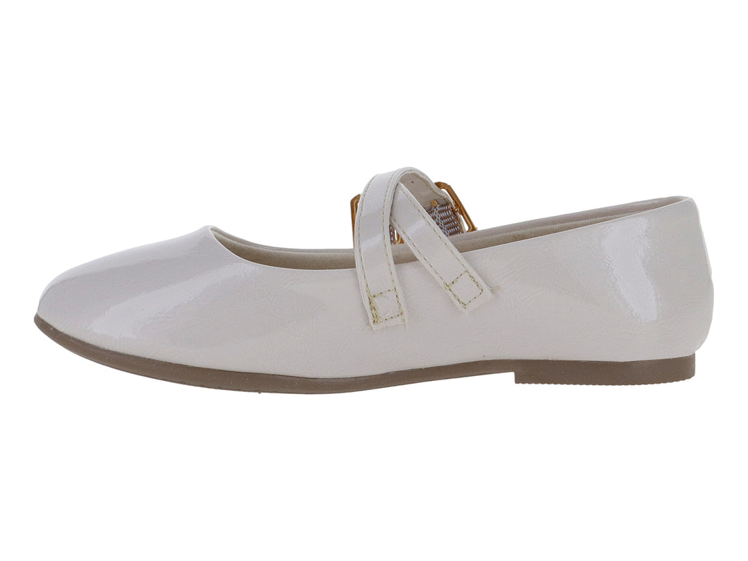 Zapato plano de charol color beige con dos hebillas doradas y punta redonda.