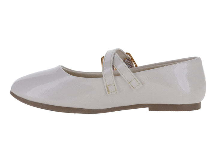 Zapato plano de charol color beige con dos hebillas doradas y punta redonda.
