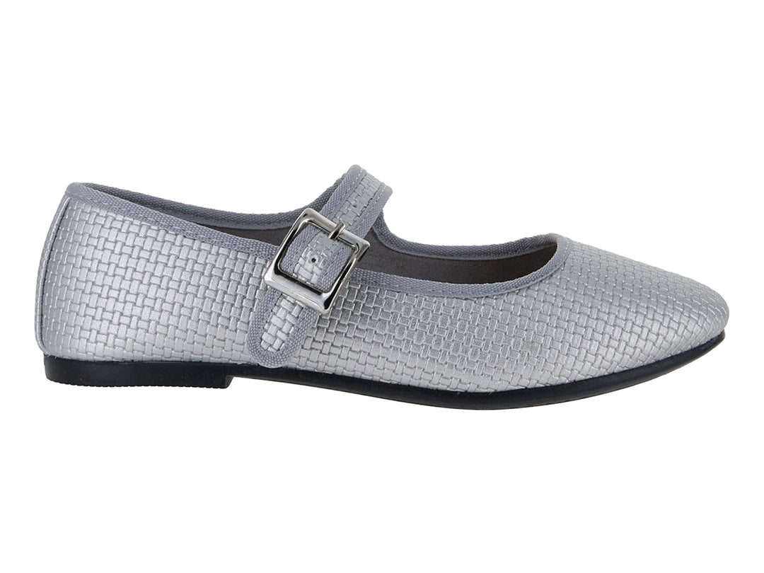 Zapato plano color plata con correa y hebilla metálica, textura tejida y suela negra.