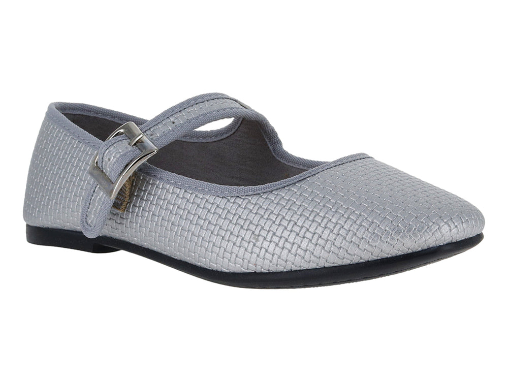 Zapato plano color plata con correa y hebilla metálica, textura tejida y suela negra.