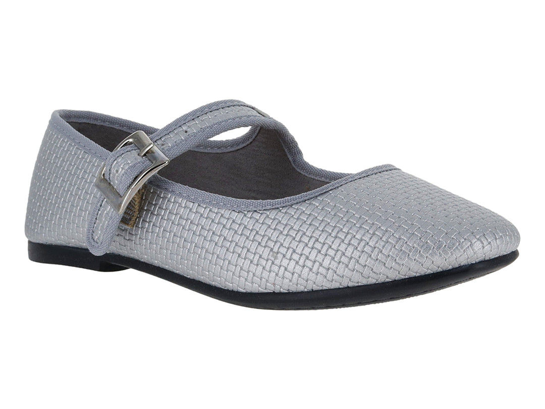Zapato plano color plata con correa y hebilla metálica, textura tejida y suela negra.