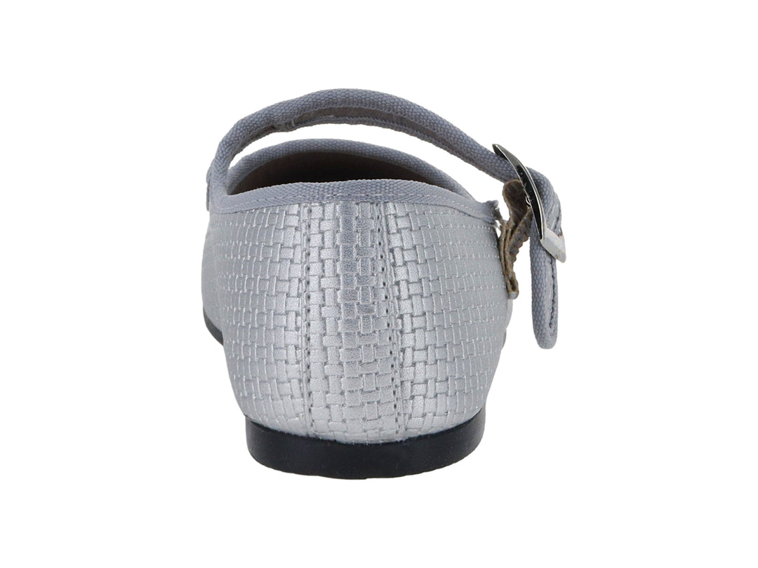 Zapato plano color plata con correa y hebilla metálica, textura tejida y suela negra.