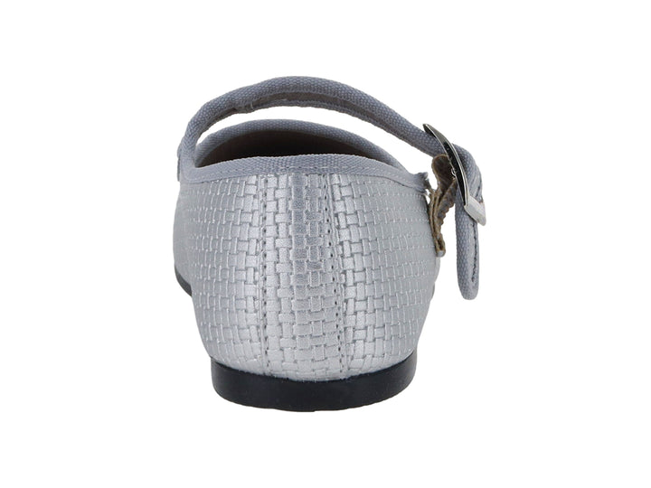 Zapato plano color plata con correa y hebilla metálica, textura tejida y suela negra.