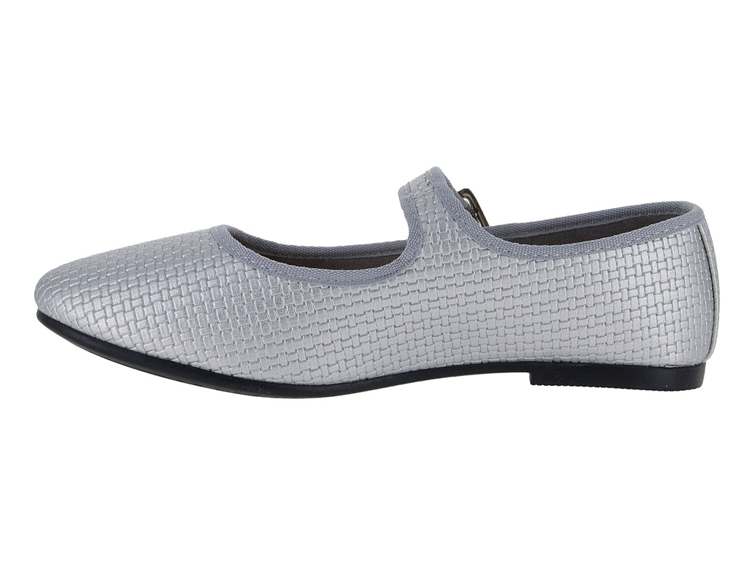 Zapato plano color plata con correa y hebilla metálica, textura tejida y suela negra.