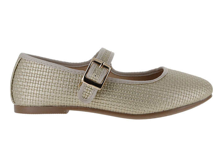 Zapato plano color oro con textura tejida y correa con hebilla metálica.