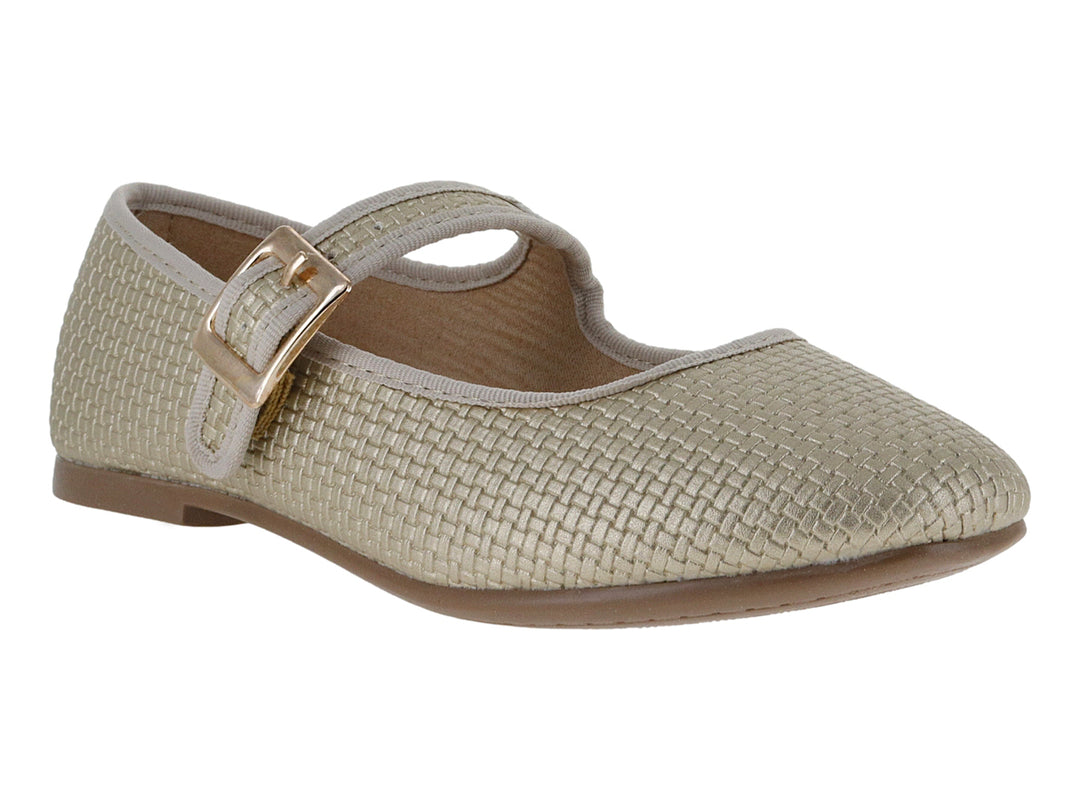 Zapato plano color oro con textura tejida y correa con hebilla metálica.