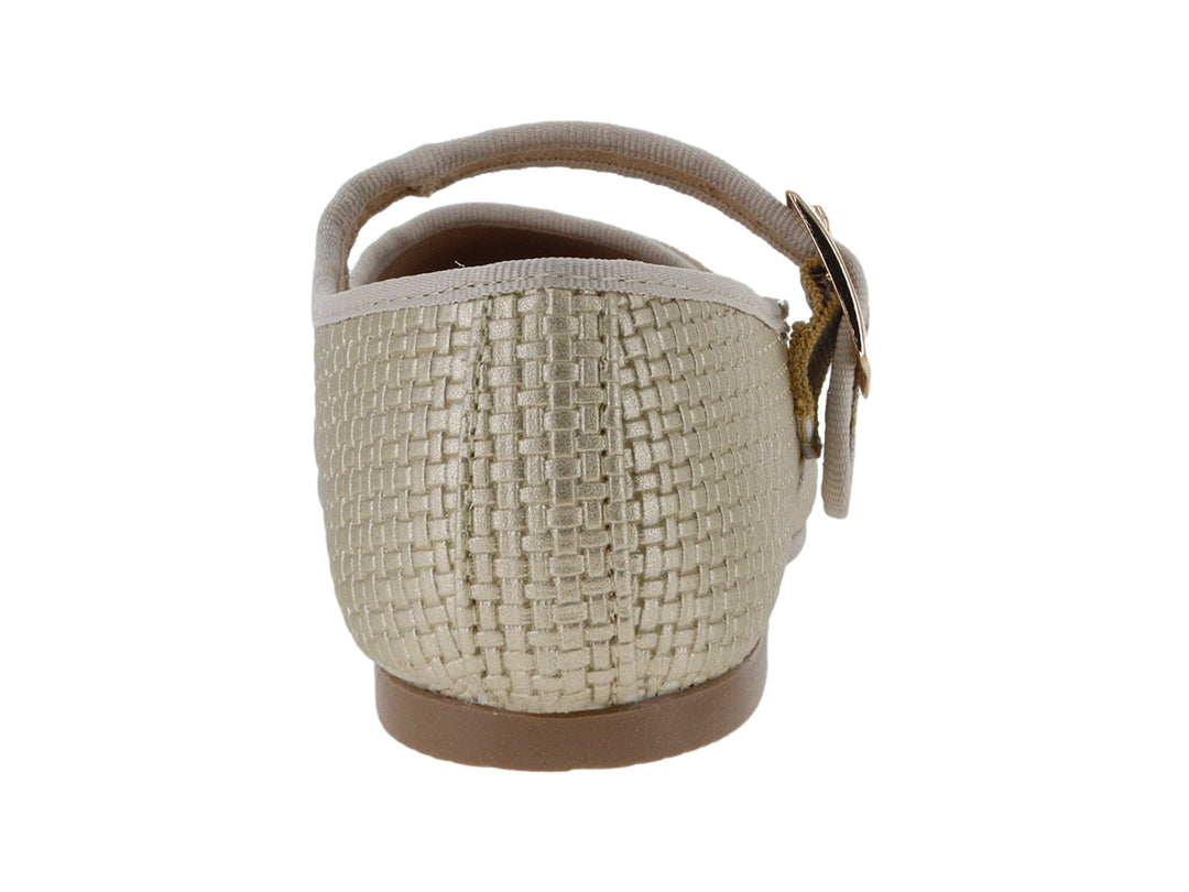 Zapato plano color oro con textura tejida y correa con hebilla metálica.