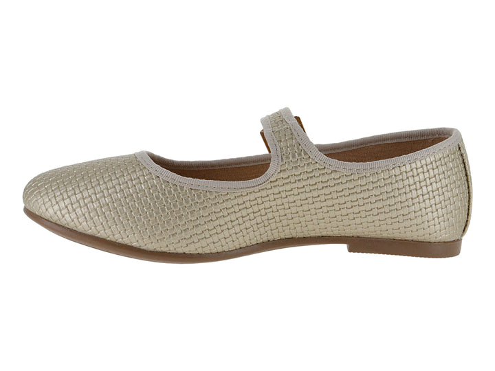 Zapato plano color oro con textura tejida y correa con hebilla metálica.