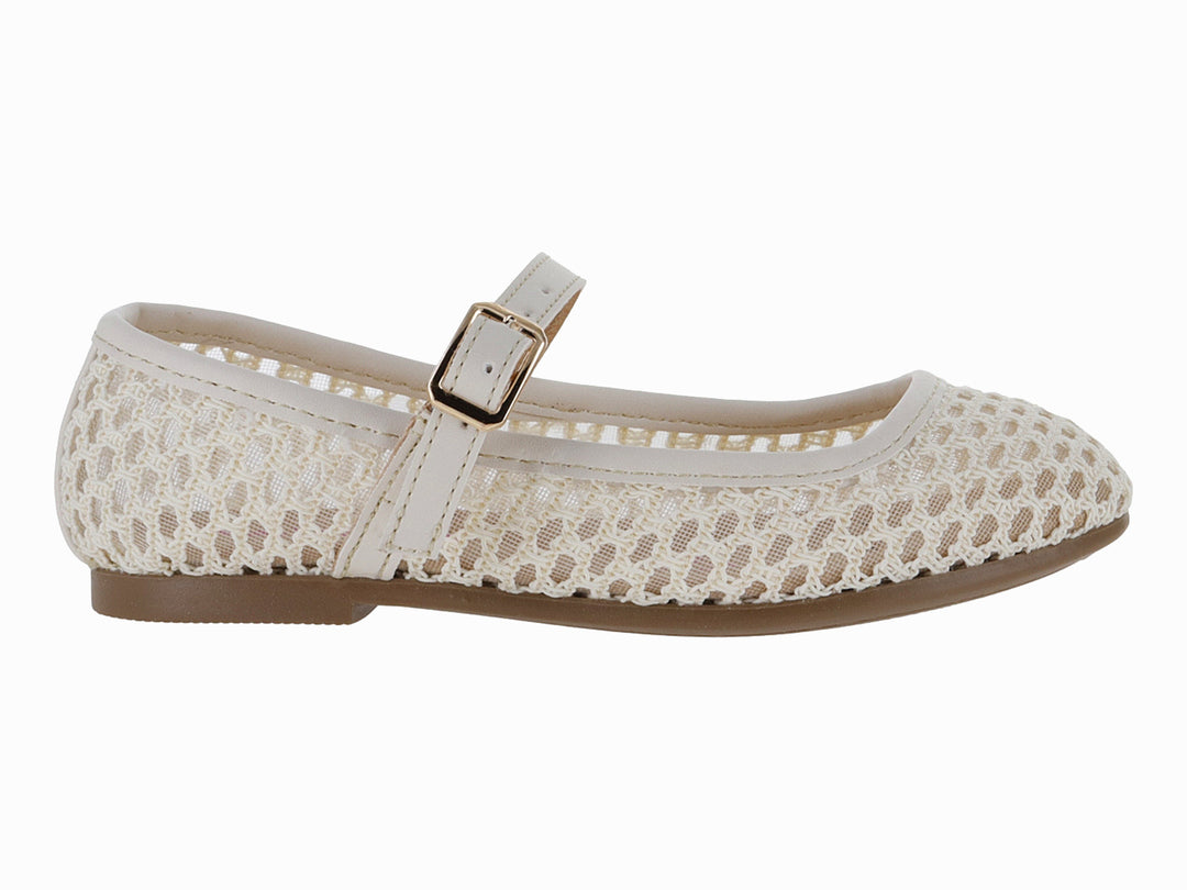Zapato plano color beige con tejido de malla y correa con hebilla dorada.