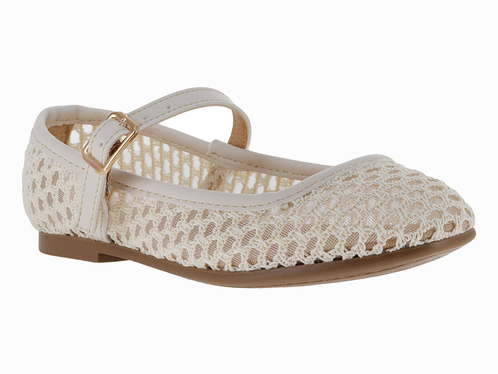 Zapato plano color beige con tejido de malla y correa con hebilla dorada.