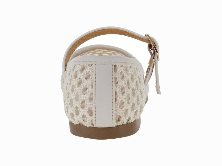 Zapato plano color beige con tejido de malla y correa con hebilla dorada.