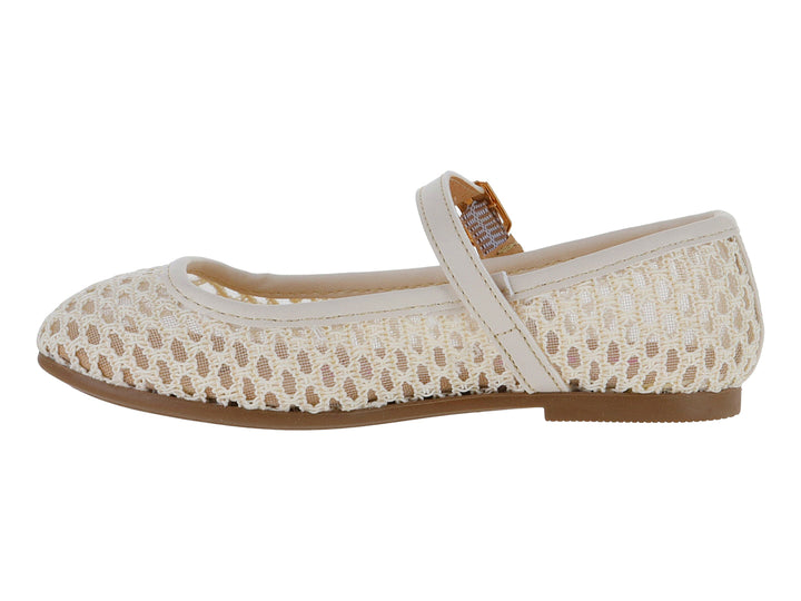 Zapato plano color beige con tejido de malla y correa con hebilla dorada.