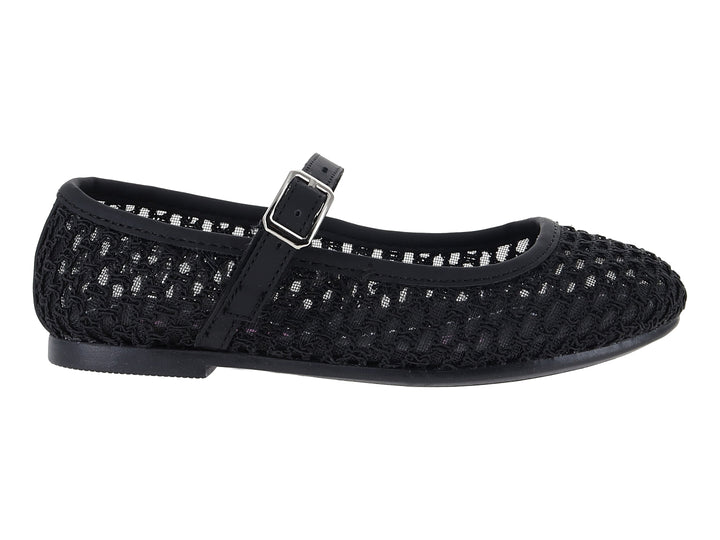 Zapato plano negro de malla con correa y hebilla plateada.