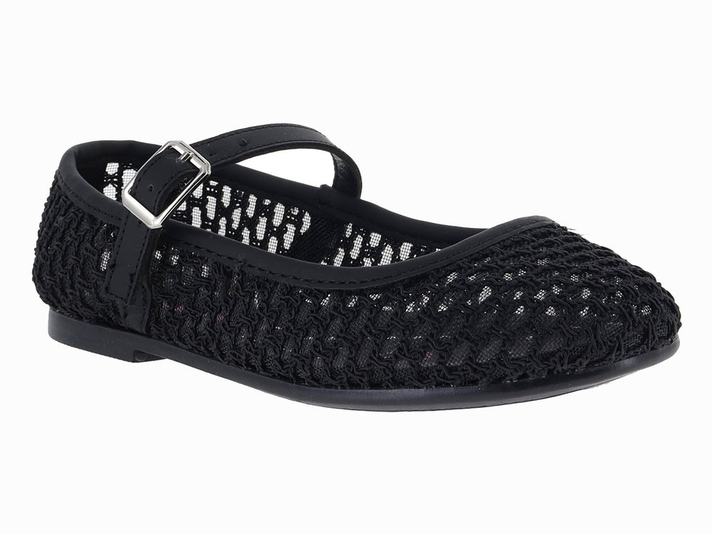 Zapato plano negro de malla con correa y hebilla plateada.