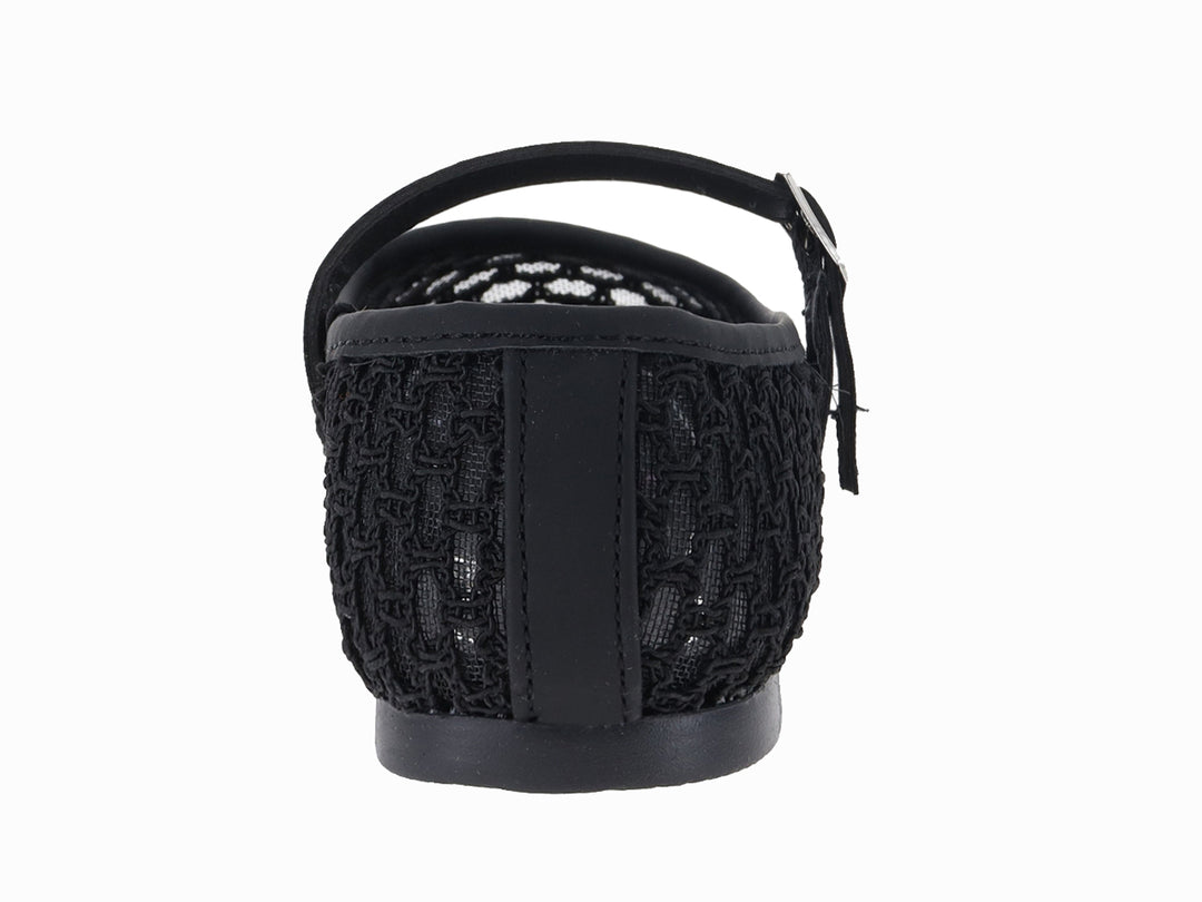 Zapato plano negro de malla con correa y hebilla plateada.