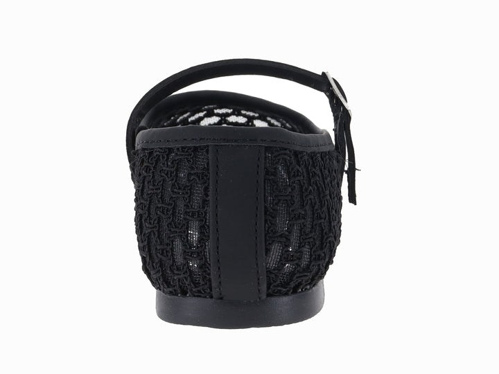 Zapato plano negro de malla con correa y hebilla plateada.