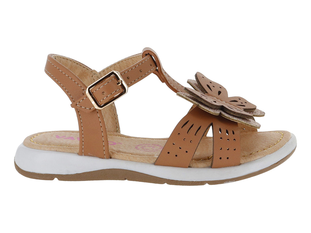 Sandalia para niña color camel con adorno de mariposa en la parte frontal y suela blanca.