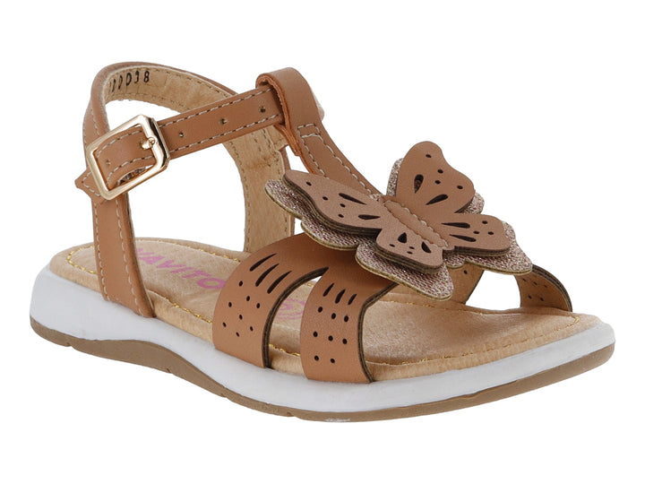 Sandalia para niña color camel con adorno de mariposa en la parte frontal y suela blanca.