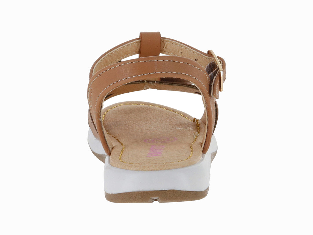 Sandalia para niña color camel con adorno de mariposa en la parte frontal y suela blanca.