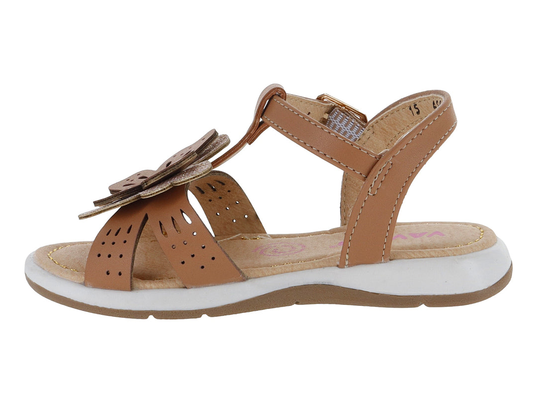 Sandalia para niña color camel con adorno de mariposa en la parte frontal y suela blanca.