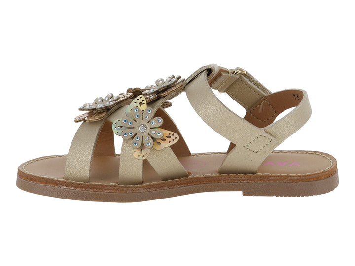 Sandalia color oro para niña con adornos de mariposas y suela café.