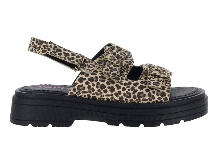 Sandalia de plataforma VAVITO con estampado de leopardo en color camel y suela negra dentada.