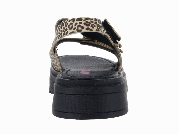 Sandalia de plataforma VAVITO con estampado de leopardo en color camel y suela negra dentada.