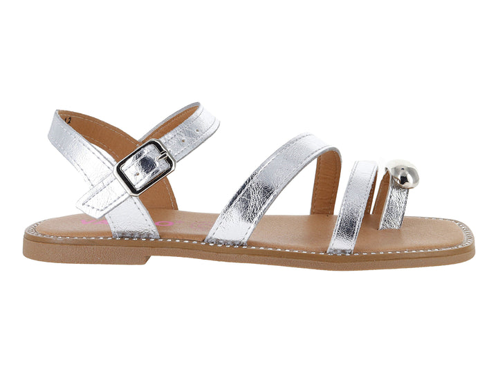 Sandalia plana color plata metálico con tiras y hebilla ajustable.