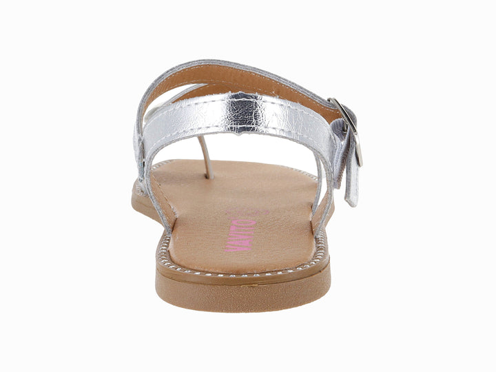 Sandalia plana color plata metálico con tiras y hebilla ajustable.