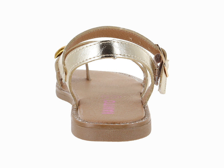 Sandalia plana para Niña en color oro metálico con correas y hebilla ajustable.