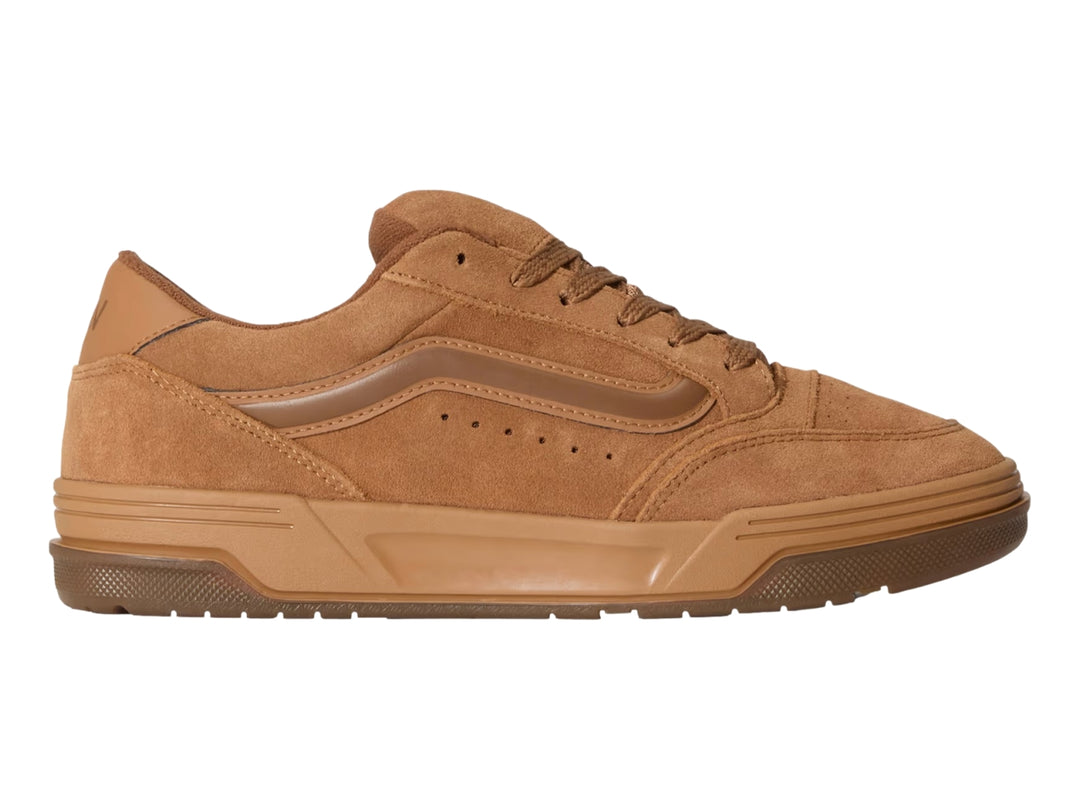 Tenis VANS color marrón chipmunk con acabado en gamuza y suela de goma.