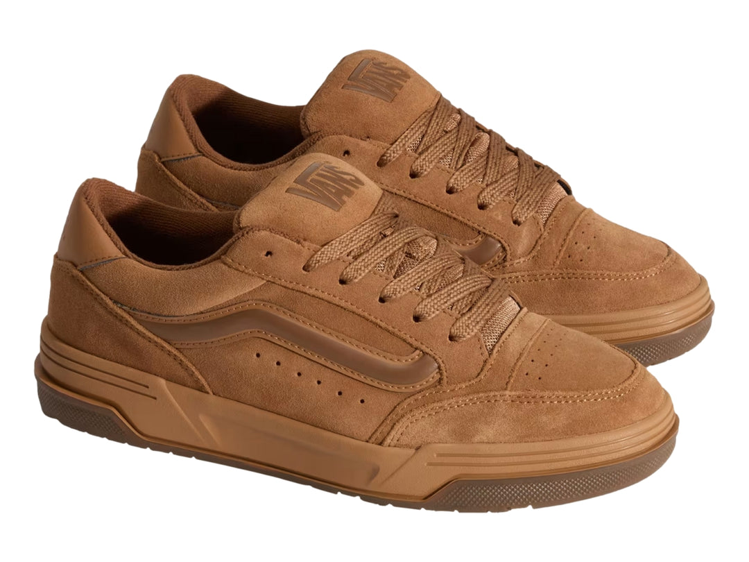 Tenis VANS color marrón chipmunk con acabado en gamuza y suela de goma.