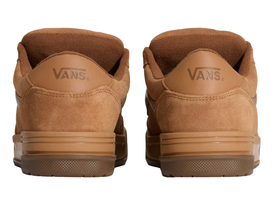 Tenis VANS color marrón chipmunk con acabado en gamuza y suela de goma.