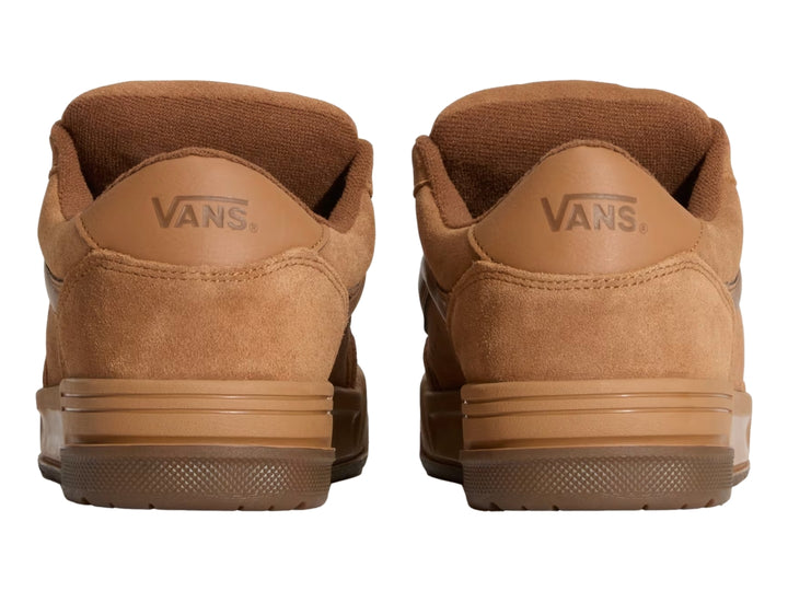Tenis VANS color marrón chipmunk con acabado en gamuza y suela de goma.