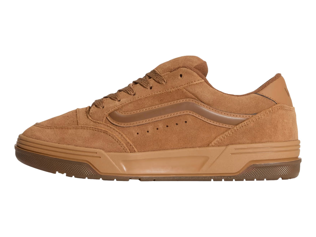 Tenis VANS color marrón chipmunk con acabado en gamuza y suela de goma.