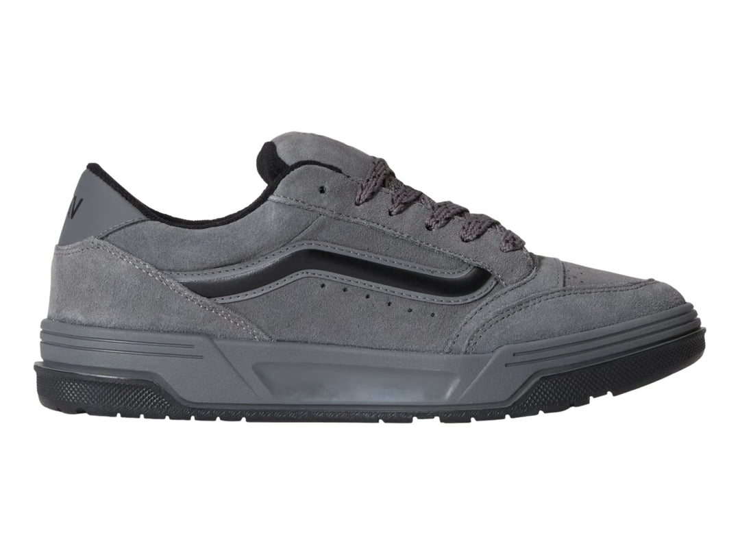 Tenis Vans color gris pewter con suela y franja lateral en color negro.