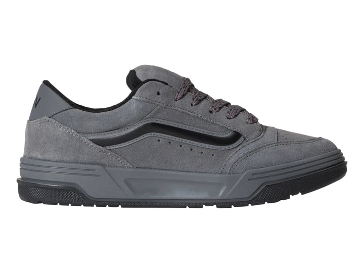 Tenis Vans color gris pewter con suela y franja lateral en color negro.