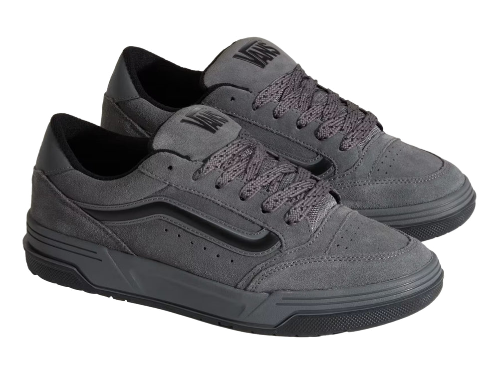 Tenis Vans color gris pewter con suela y franja lateral en color negro.