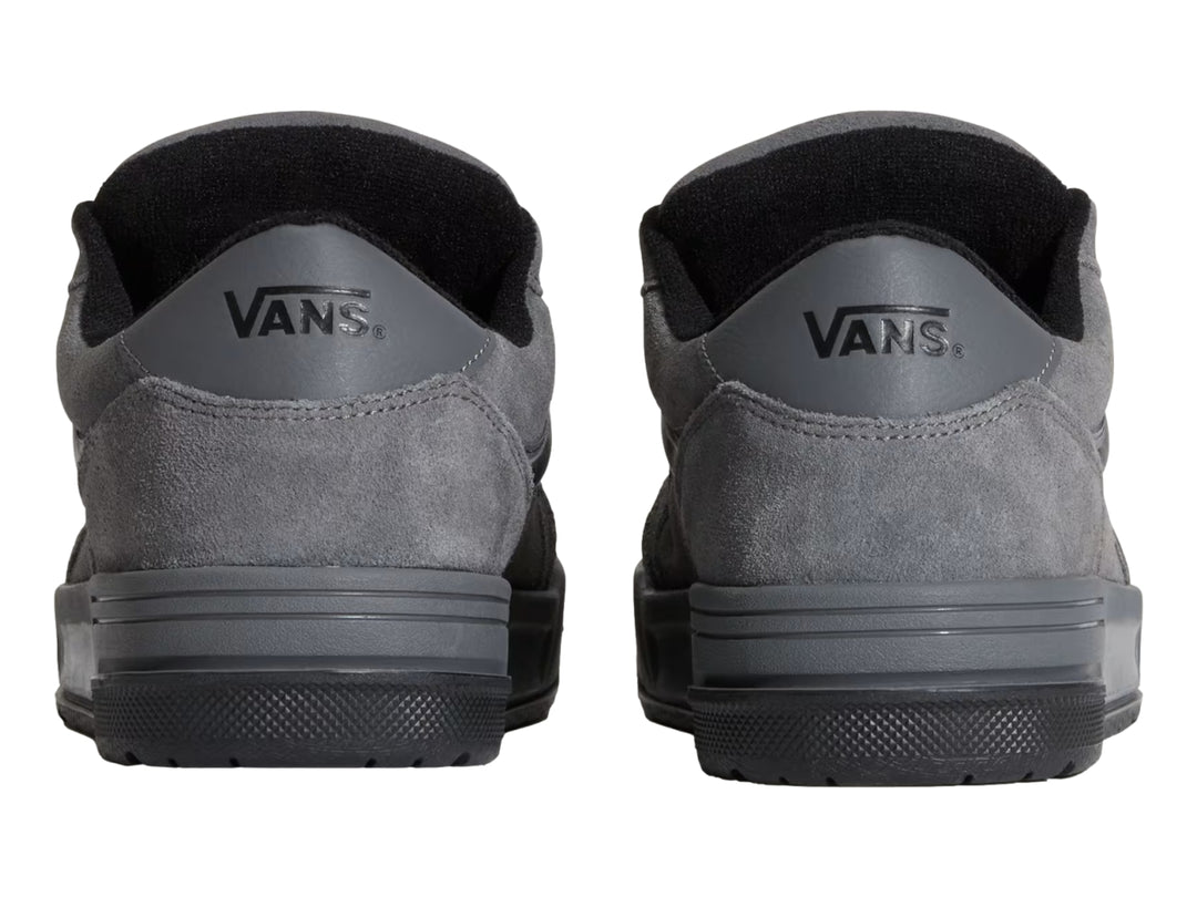 Tenis Vans color gris pewter con suela y franja lateral en color negro.