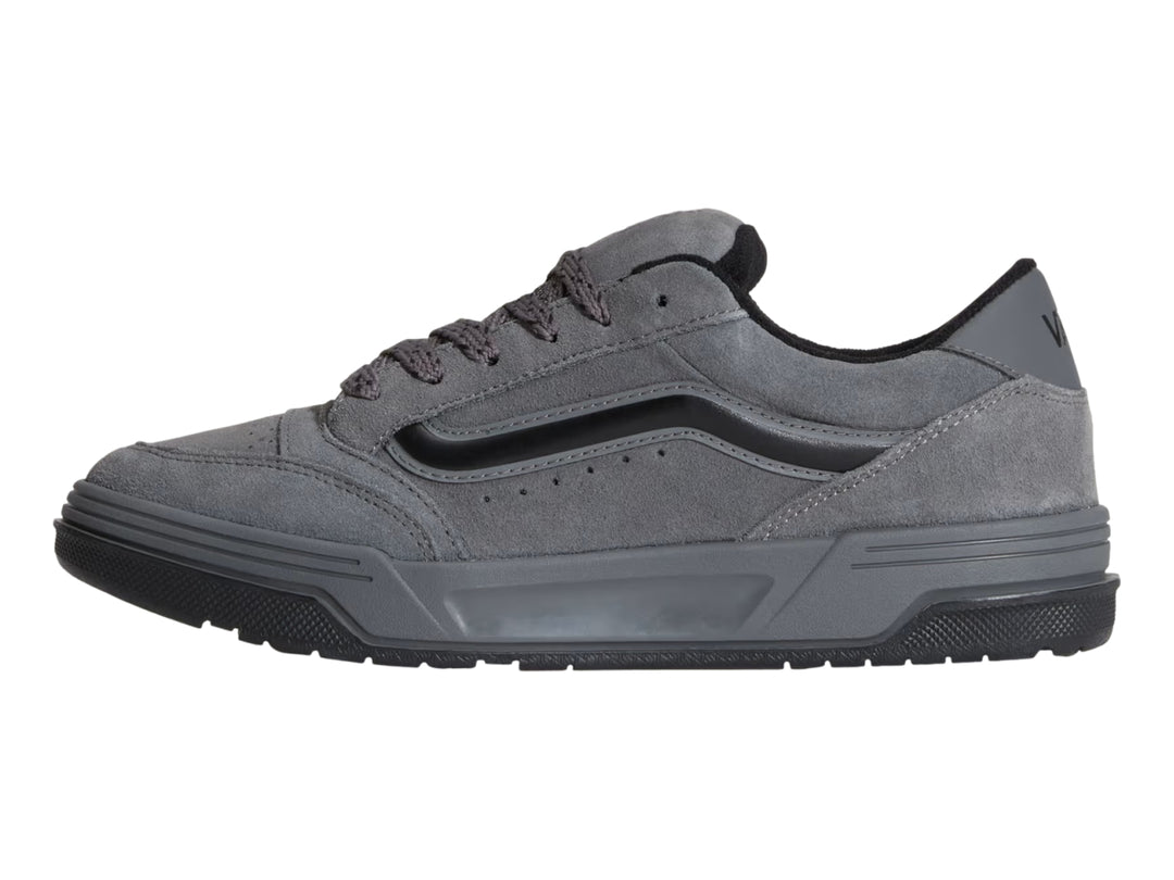 Tenis Vans color gris pewter con suela y franja lateral en color negro.