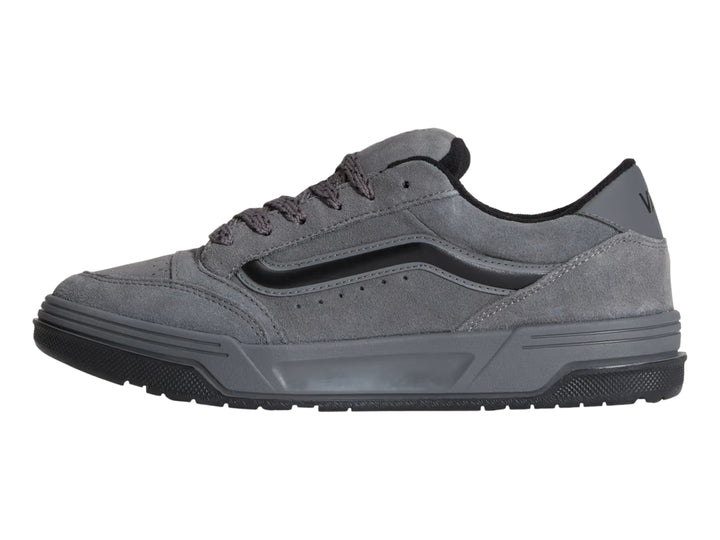 Tenis Vans color gris pewter con suela y franja lateral en color negro.