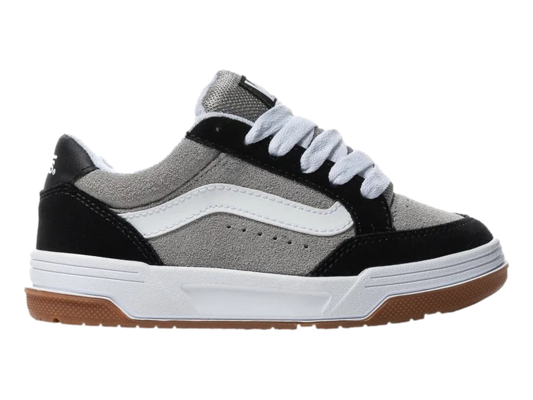 Tenis Vans en colores negro y gris con suela café y cordones blancos para niño.